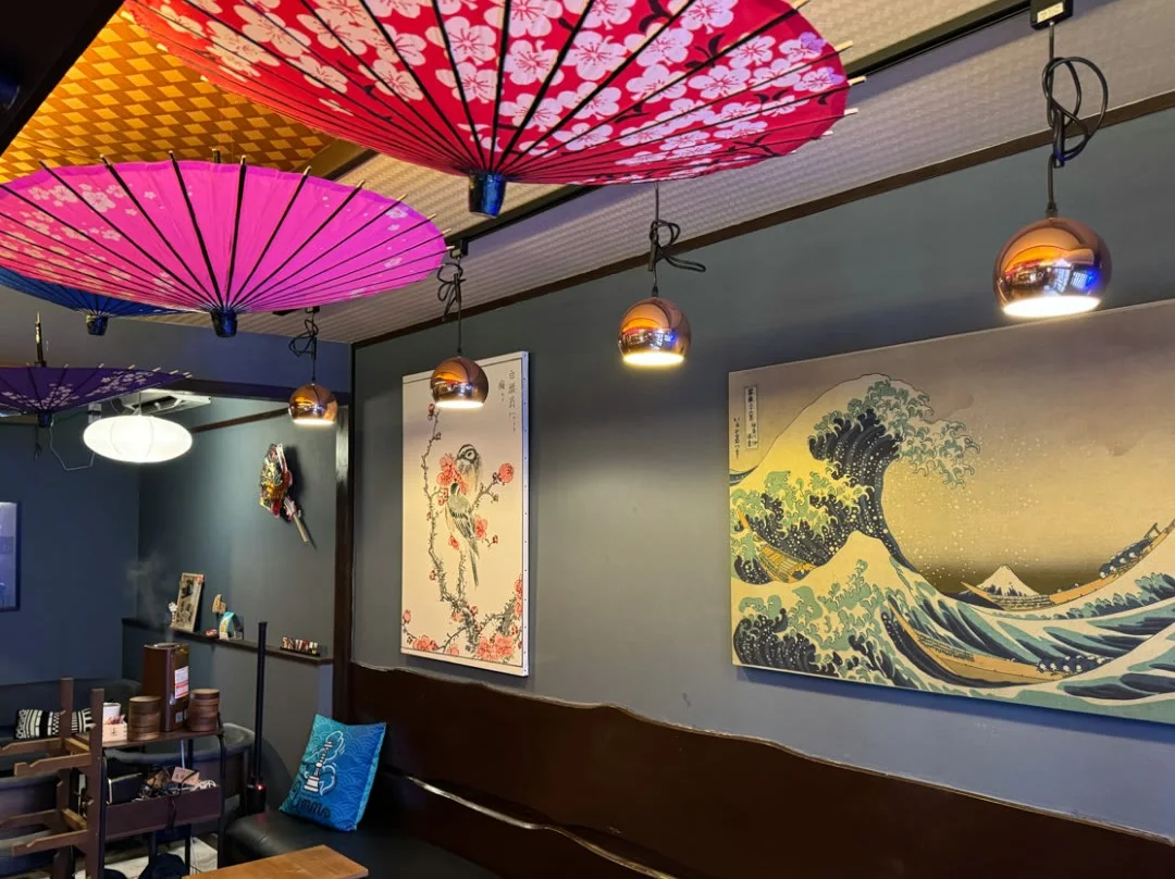 うむむの実際の店内。天井の和傘と浮世絵、ソファ席