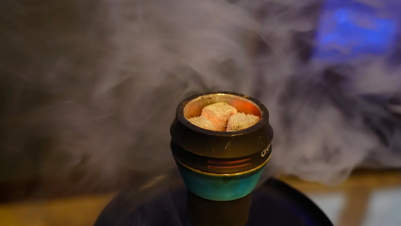 炭をのせたシーシャのトップから煙が立ちのぼる様子