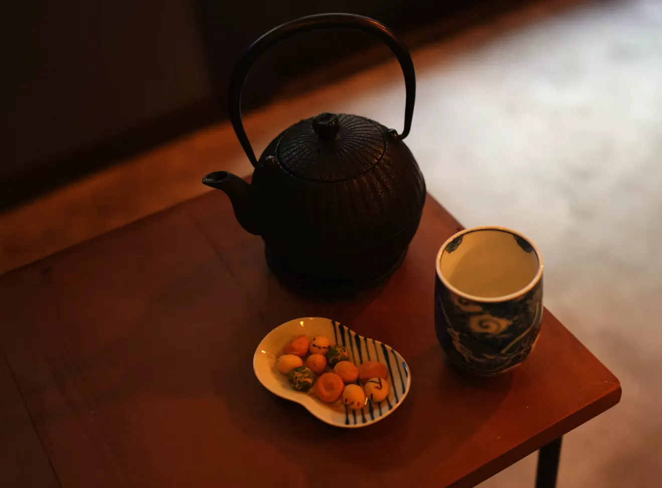 鉄の急須と湯呑み、豆菓子が置かれたUmmのテーブル